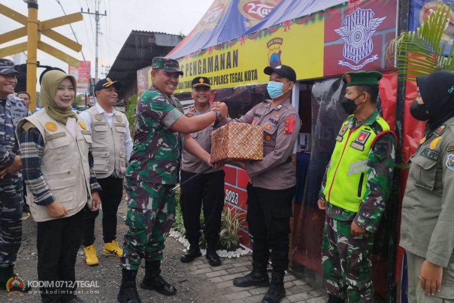 Jelang Malam Natal, Dandim Tegal bersama Forkopimda Pantau dan Bagi Bingkisan di Pos Pengamanan