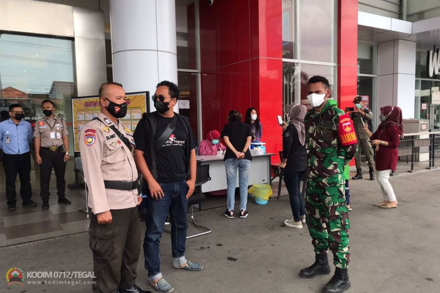 Babinsa Koramil Tegal Barat, Kodim Tegal Melaksanakan Pendampingan Sweb Kepada pengunjung Swalayan