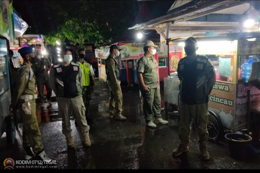 Covid 19 Belum Berakhir, Babinsa Koramil Kramat Melaksanakan Patroli Malam