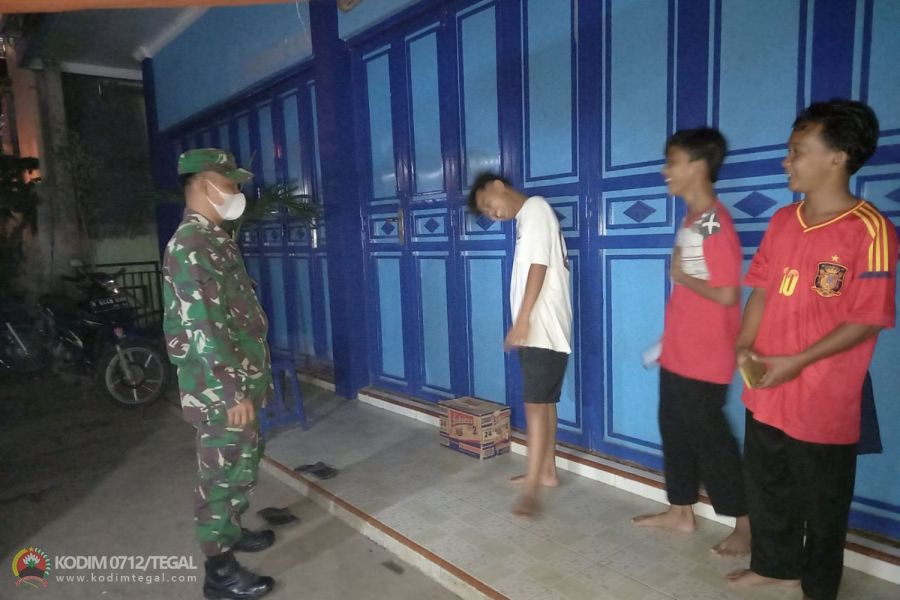 Ciptakan kebiasaan warga dalam terapkan prokes, Babinsa Kodim 0712 Tegal ajak warga memakai masker