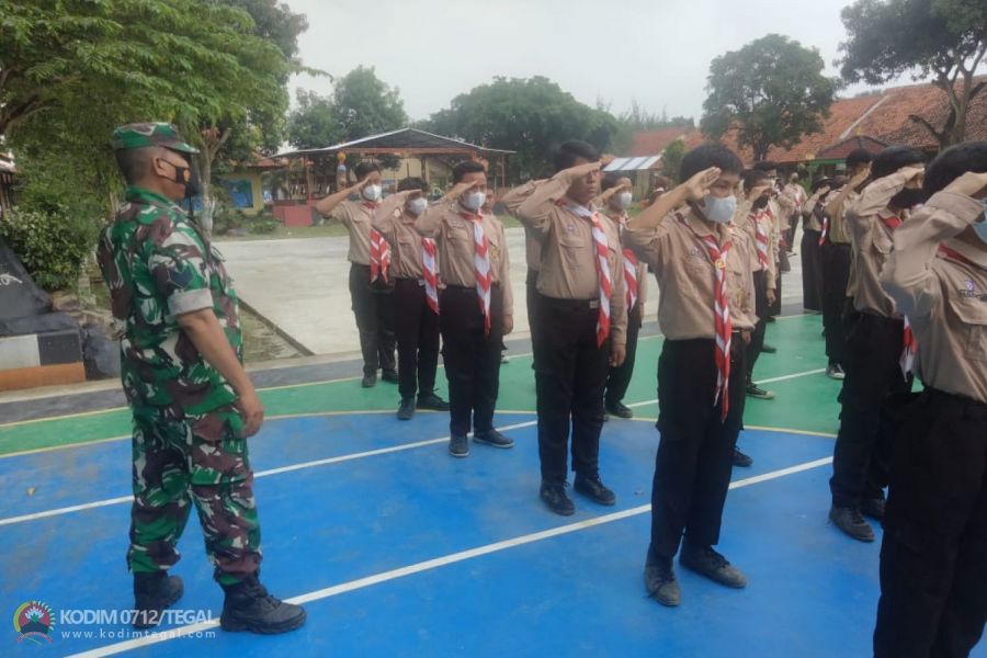 Tanamkan Disiplin, Babinsa Kodim Tegal Latih Anak Pramuka Baris Berbaris