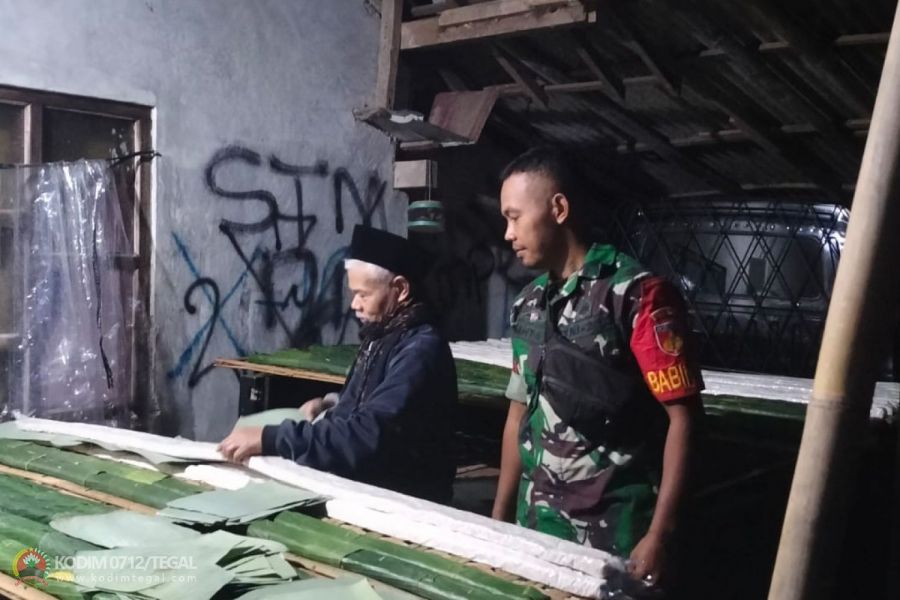 Sambangi Pengusaha Tempe, Babinsa Koramil Bojong Ingatkan Agar Kelola Limbah Dengan Baik