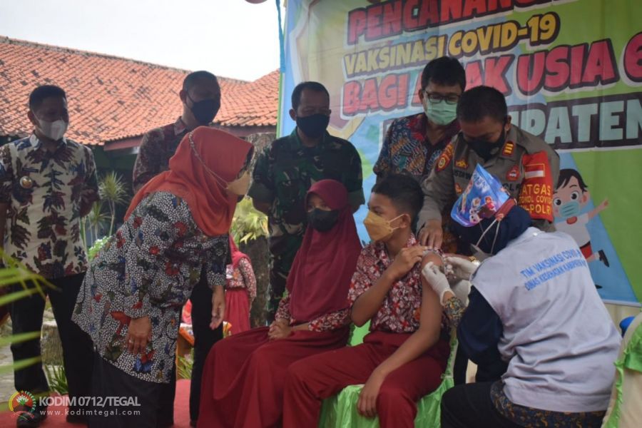 Kasdim 0712/Tegal Dampingi Bupati Tegal Lounching Vaksinasi Anak Usia 6 sampai 11 tahun