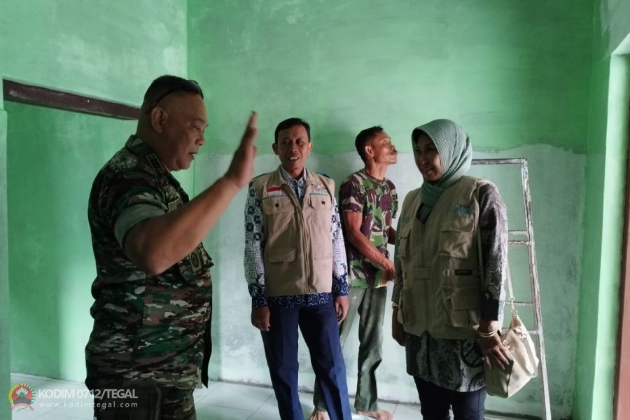 Danramil 07 Adiwerna Kodim 0712/Tegal Dampingi Kunjungan Manager Unit PLN Slawi Di Lokasi RTLH