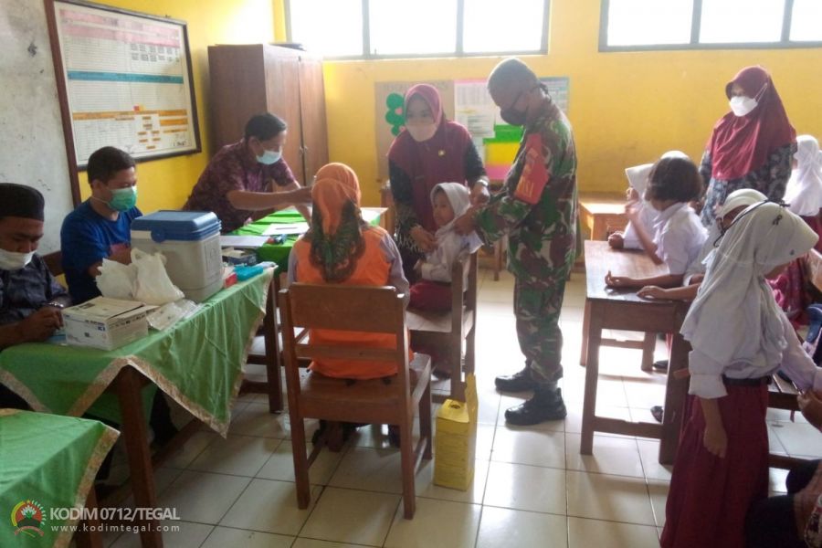 Pelaksanaan Vaksinasi Anak Umur 6-12 Tahun SDN 01 Prupuk Utara  Mendapat Pendampingan Babinsa