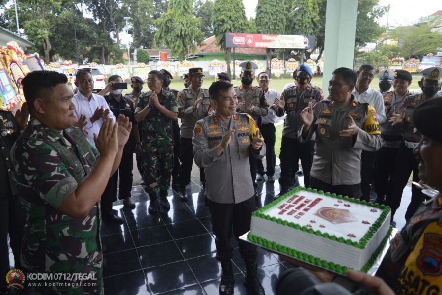 HUT TNI ke 77, Dandim 0712 Tegal Terima Kejutan Dari Kapolresta Tegal