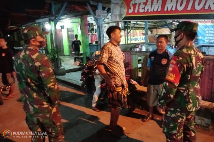 Babinsa Koramil Lebaksiu Kodim Tegal, Melaksanakan Operasi Yustisi Dalam Rangka Penerapan Prokes