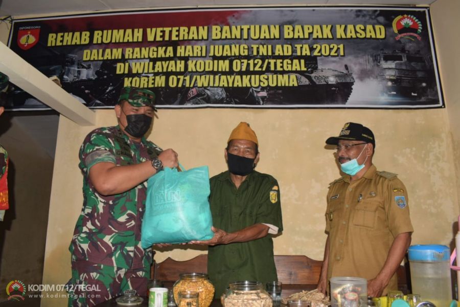 Dandim Tegal Menyerahkan Hasil Rehab Rumah Kepada Anggota Veteran TNI Di Wilayah Kec. Jatinegara
