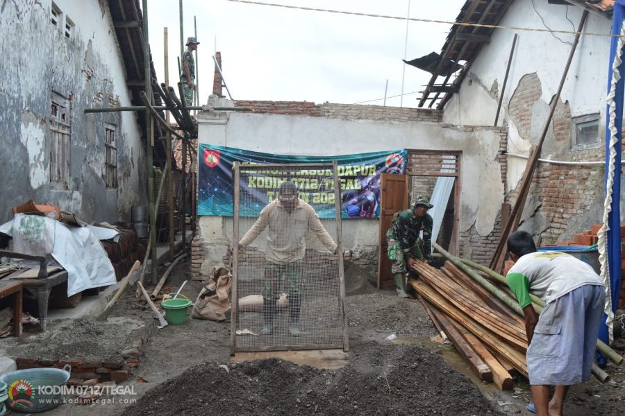 Babinsa Bergerak cepat Rumah Ibu Sutani Langsung Dibangun