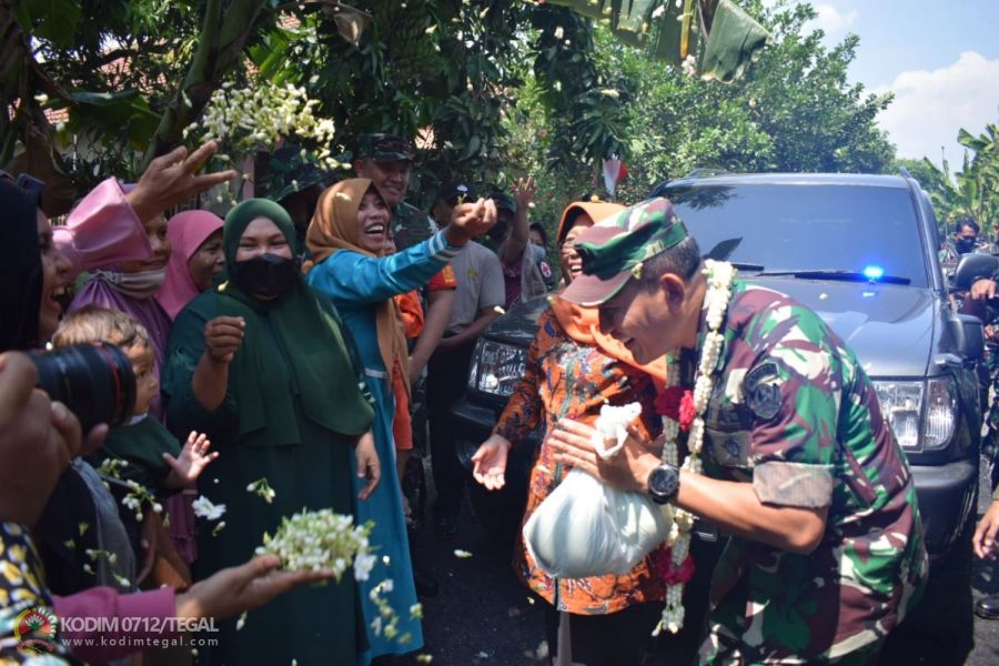 Emak-emak di Desa Kedungkelor Tegal Merasa Senang Sambut Kedatangan Sang Jenderal