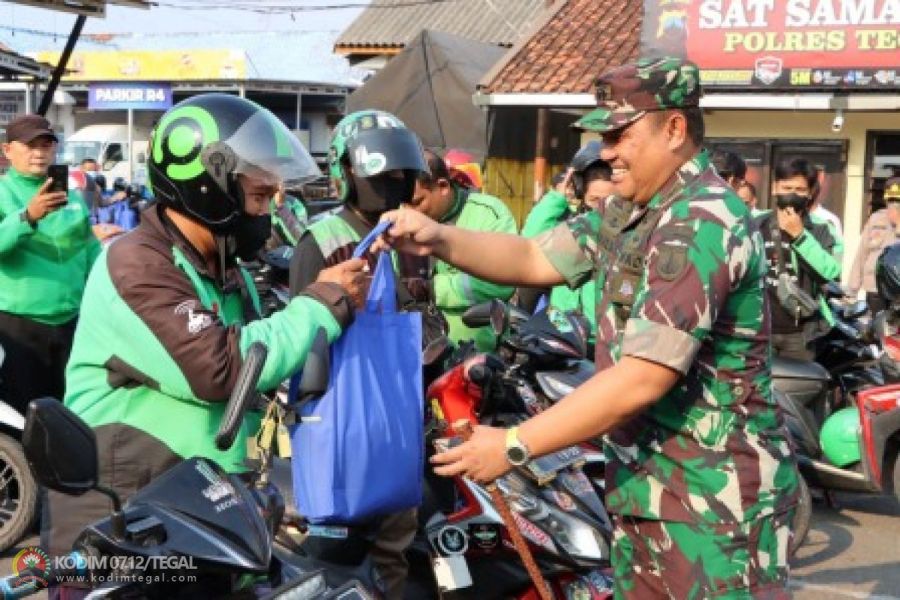 Dandim Dan Kapolres semangati driver ojek online Dengan salurkan bantuan Sembako