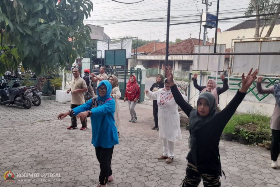 Jaga Imunitas Tubuh, Anggota Koramil 10 Dukuhturi Kodim 0712/Tegal Melaksanakan Senam Bersama