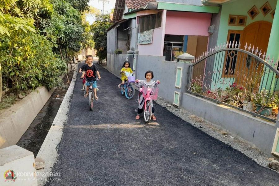 Anak-Anak Asik Main Sepeda Menikmati Jalan Baru Hasil TMMD di Kedung Kelor