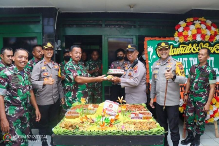 Kiat Sukses, Markas Koramil Slawi Didatangi Kapolres Tegal Lengkap Dengan Pasukanya