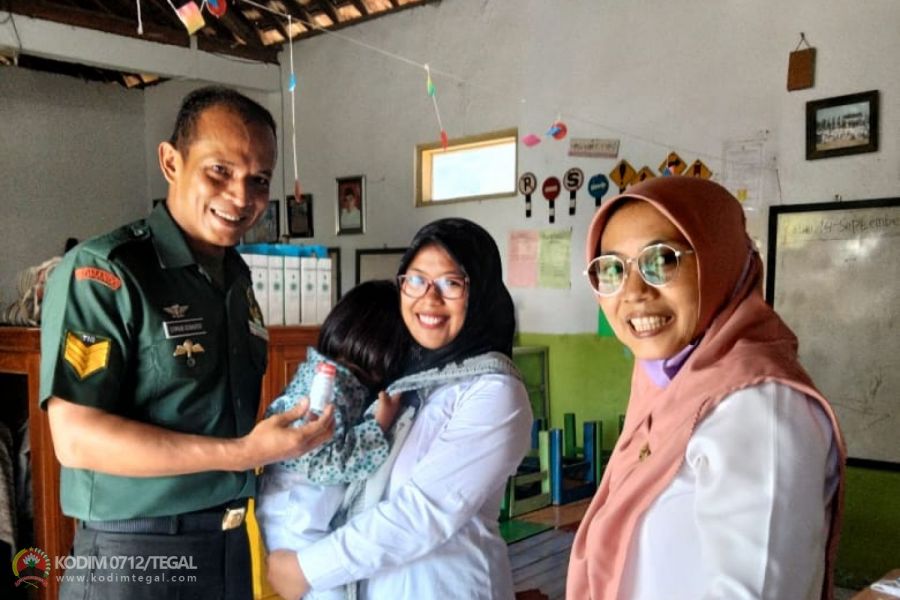 Cegah Stunting, Babinsa Kodim Tegal Lakukan Pendampingan Bidan Desa Memberikan Vitamin