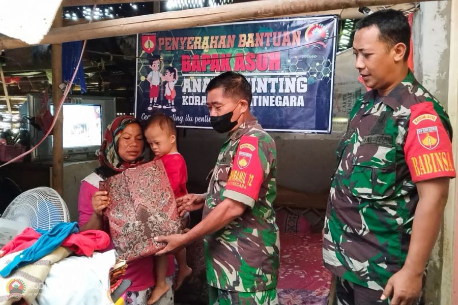 Peduli Warga Beresiko Stunting, Danramil Jatinegara Bersama Perangkat Desa Beri Bantuan Sembako