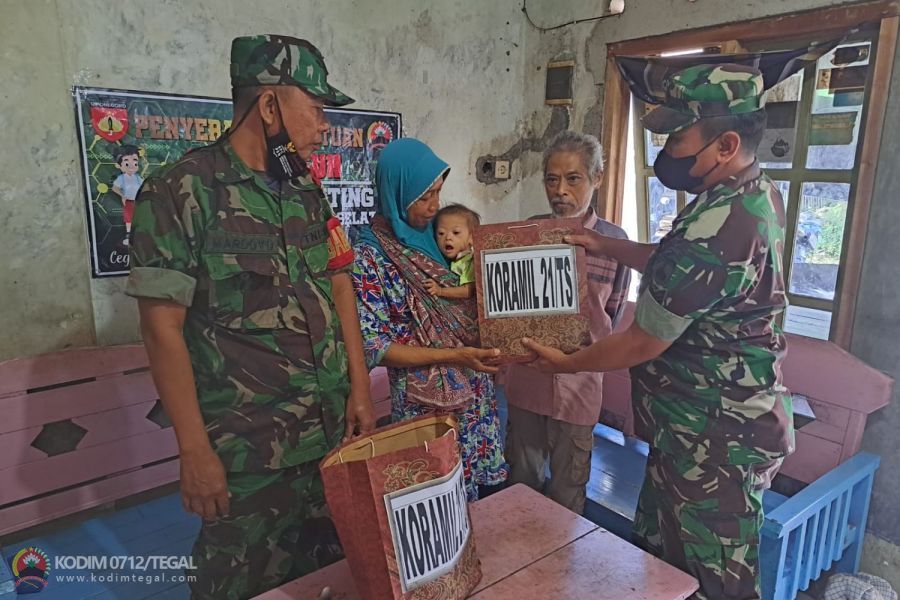 Jadi Orang Tua Asuh Stunting, Babinsa Tegal Selatan Salurkan Bantuan