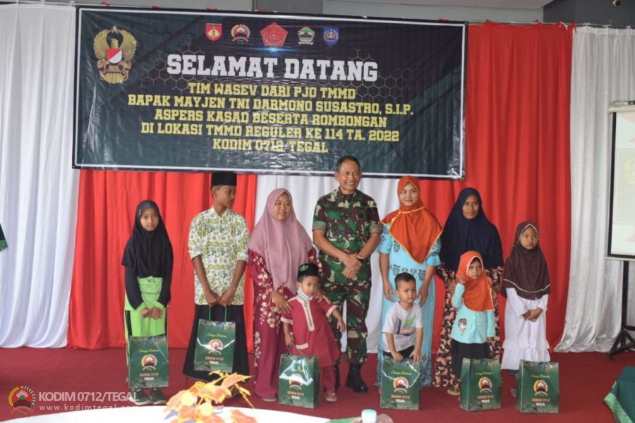 Selain Tinjau Sasaran TMMD, Tim Wasev Juga Berikan Bantuan Kepada Anak Yatim