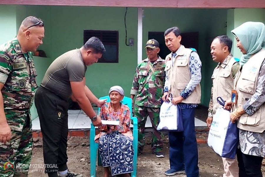 Dandim Tegal Bersama PLN Slawi Serahkan Bantuan Jaringan Listrik Gratis Kepada Warga Kaliwadas Tegal