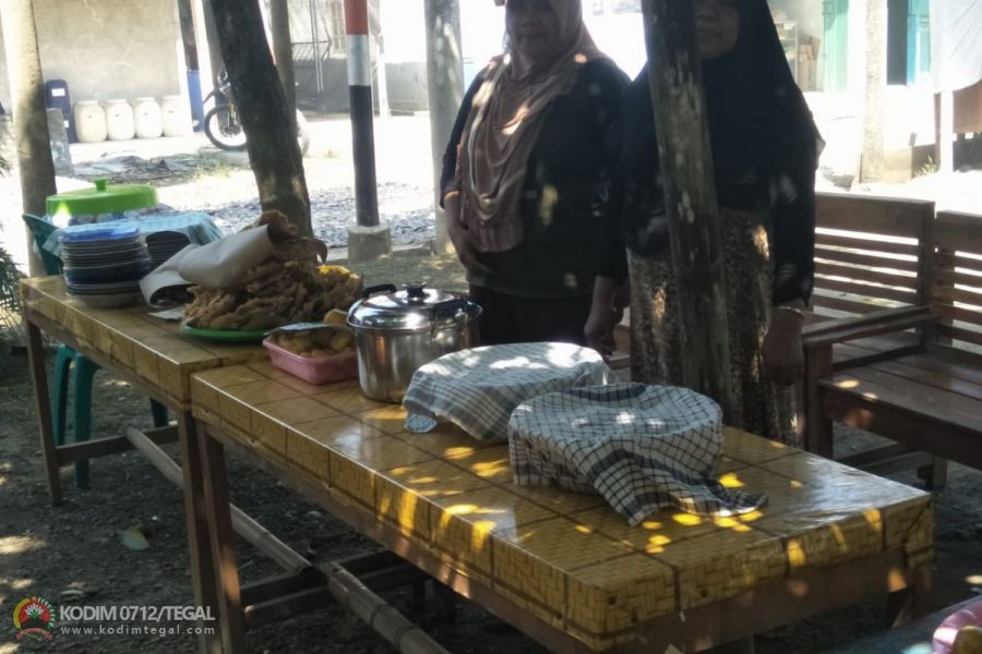 Dengan Penuh semangat Ibu-ibu Di Lokasi TMMD Memasak Untuk Makan Siang Anggota Satgas