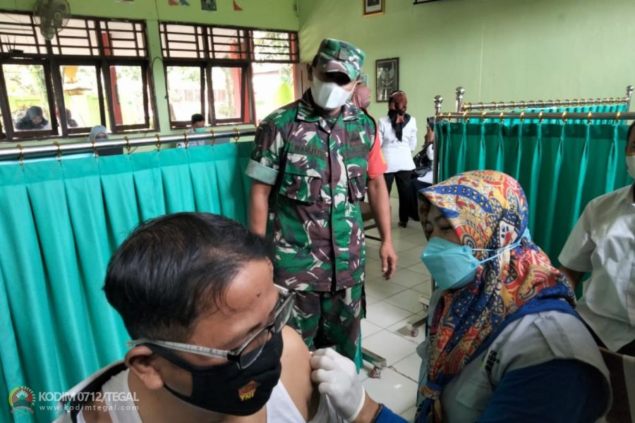 Babinsa Koramil 16/Margasari Kodim Tegal melaksanakan pendampingan vaksin Covid 19 di SMP N 1