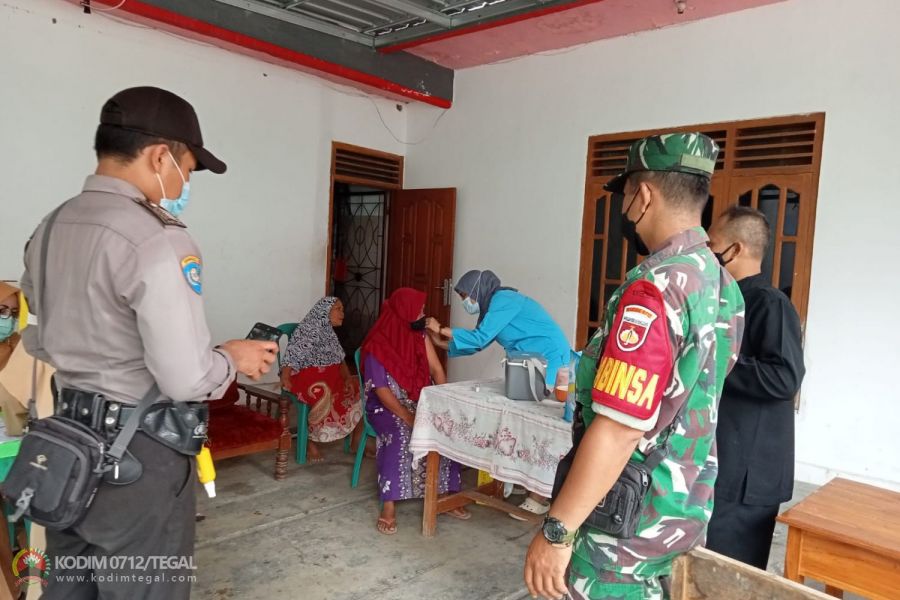 Babinsa Koramil Dukuhturi Kabupaten Tegal Door to door Dampingi Vaksinasi