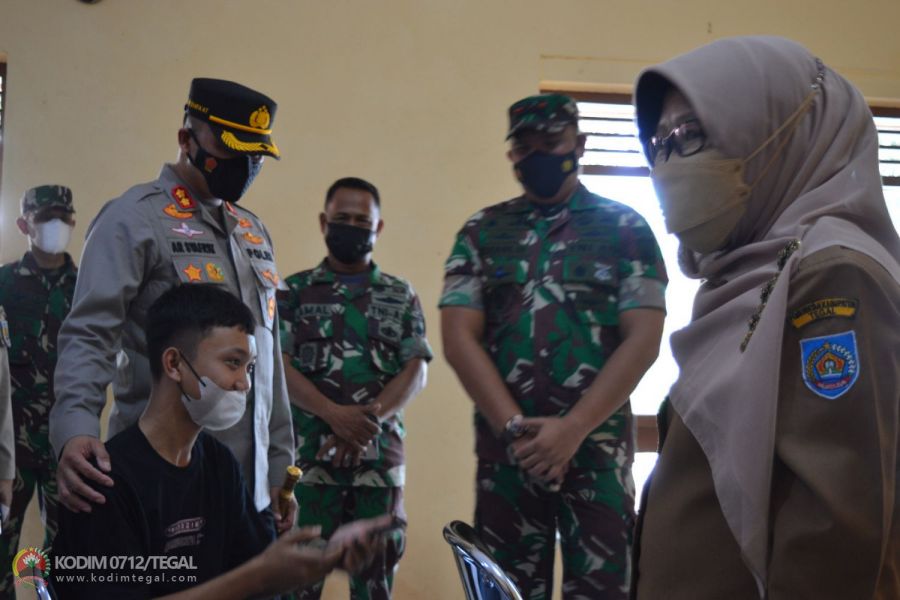 Belum Capai Target, Dandim Tegal Bersama Forkopimda Kabupaten meninjau vaksinasi di Kecamatan Talang