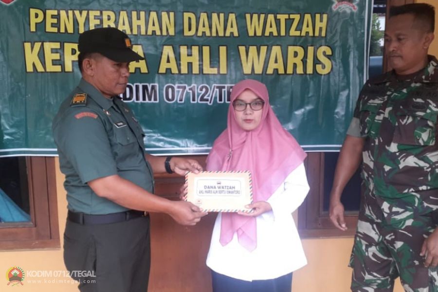 Sebanyak  4 Orang Ahli Waris Dari Keluarga TNI Mendapat Santunan Watzah