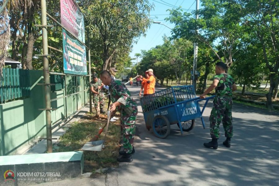 Ciptakan Lingkungan Bersih Anggota Koramil Tegal Barat Kodim 0712 Tegal Laksanakan Kerja Bakti