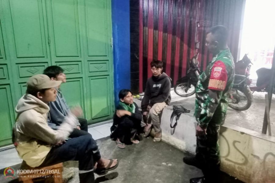 Dengan Penuh Humanis Babinsa Koramil Bumijawa Kodim Tegal Melaksanakan Komsos