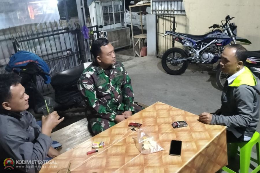 Bermodalkan Adu Bako, Babinsa Koramil Bumijawa Cari Informasi Melalui Komsos