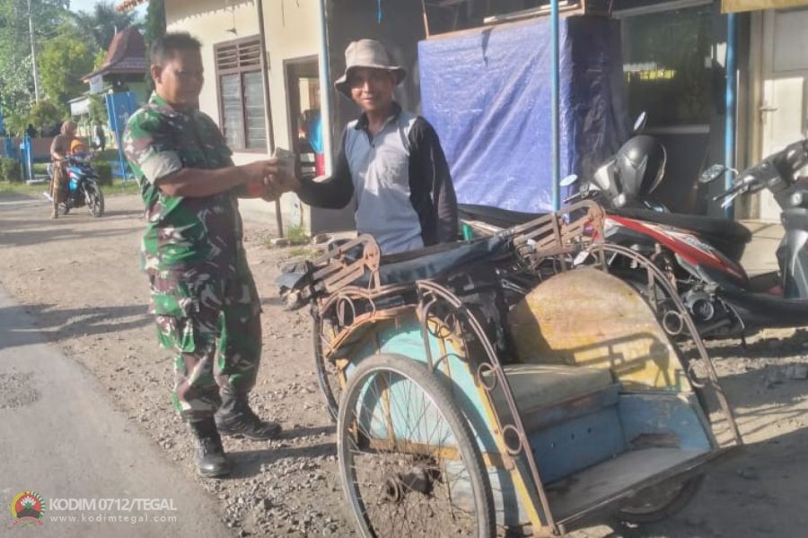 Jum'at Berkah, Koramil 11 Pangkah Kodim 0712 Tegal Bagikan � Bagi Nasi Bungkus Pada Tukang Becak