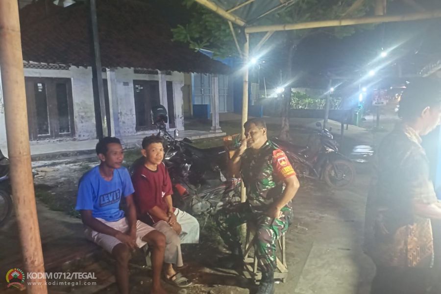 Patroli Malam, Babinsa Kodim 0712 Tegal Sempatkan Komsos Dengan Warga