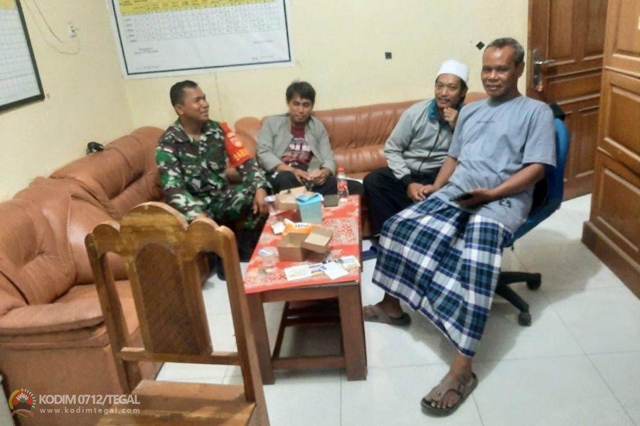 Babinsa  Koramil 08 Talang Kodim 0712 Tegal Sambangi Rumah Perangkat Desa