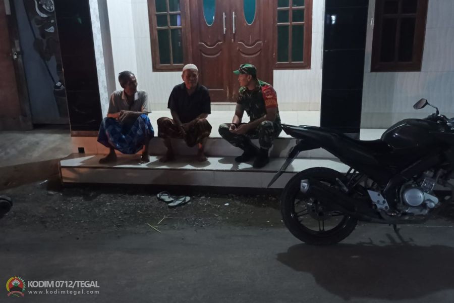 Patroli Malam , Babinsa Kodim Tegal Sempatkan Komsos Dengan Warga