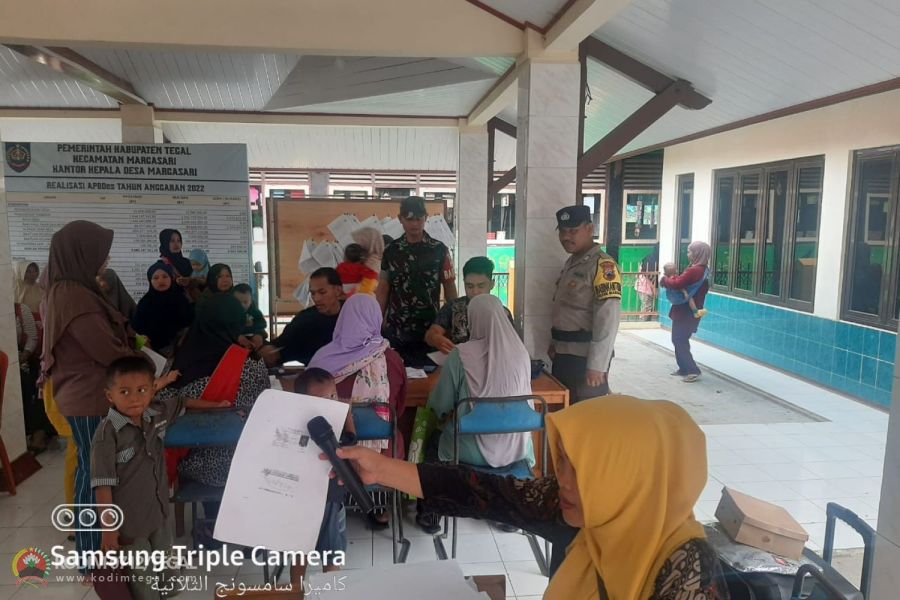 Tekan Angka Stunting, Babinsa Koramil Margasari Dampingi Pembagian Makanan Tambahan Bagi Balita