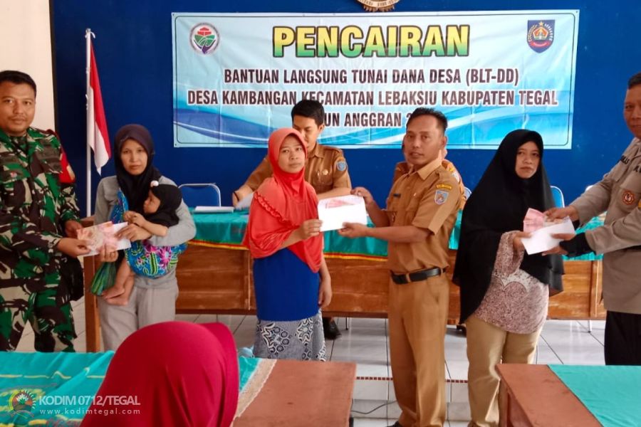 Babinsa Serda Sukarno Dampingi Pembagian BLT � DD Oktober 2023