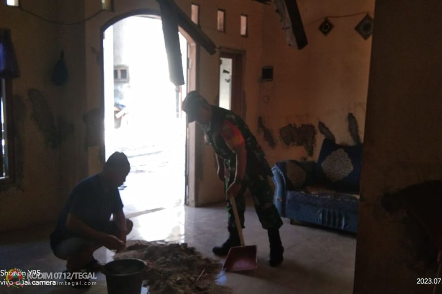 Babinsa Kodim Tegal Tinjau Rumah Warga Terdampak Gempa Bumi