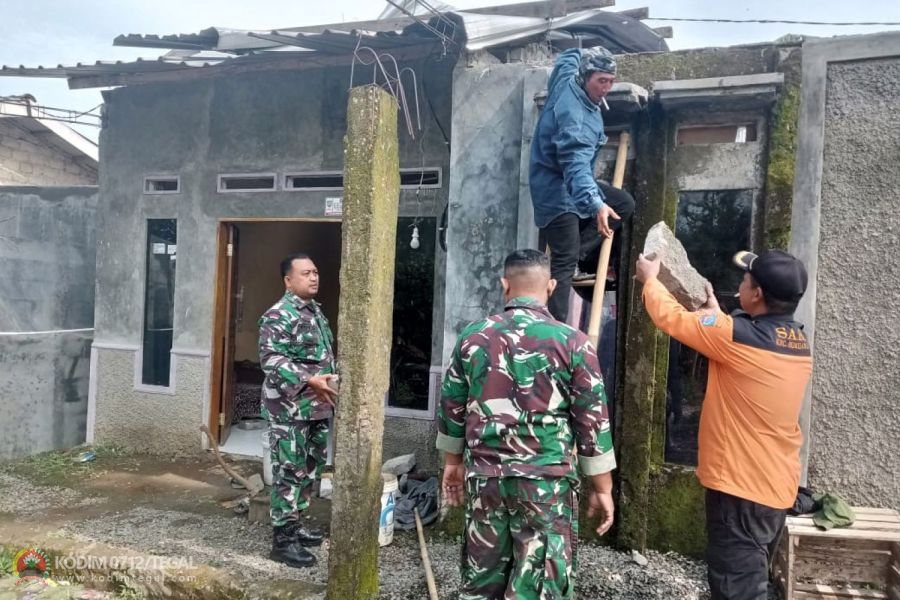 Anggota Koramil Bumijawa Bantu Warga Terdampak Angin Puting Beliung