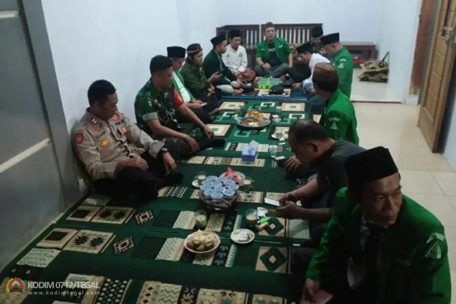 Babinsa Kodim 0712 Tegal Komsos dengan GP Ansor dan Banser