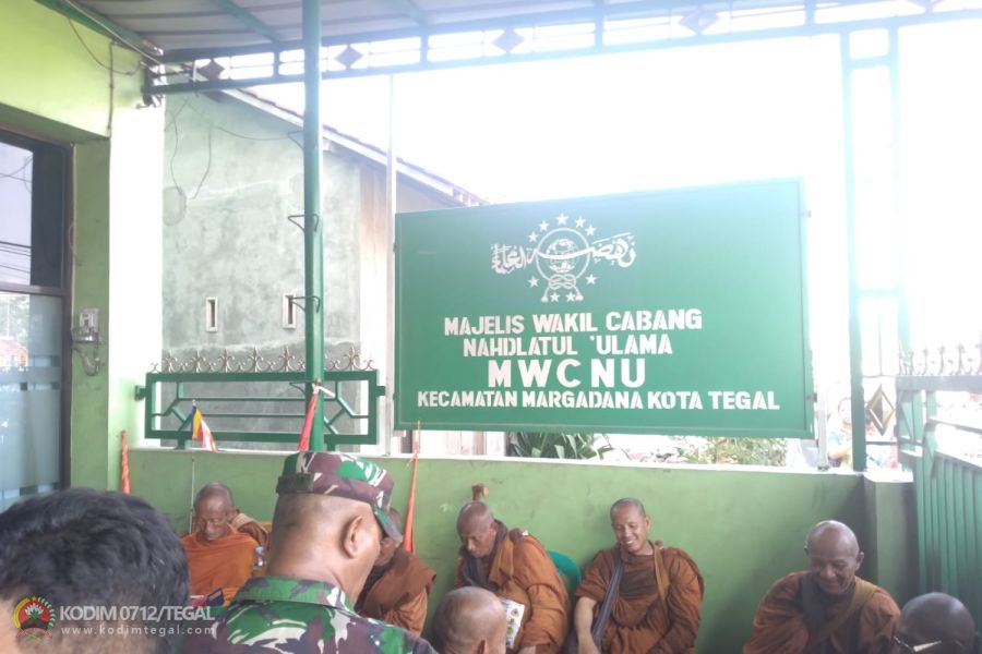 Rombongan Bhiksu Ritual Thudong Tiba di Wilayah Tegal