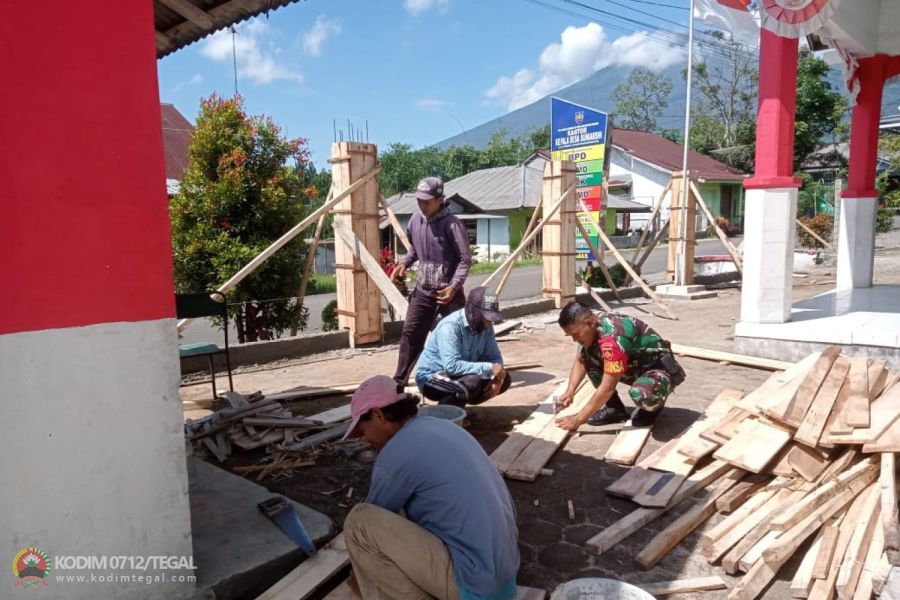 Peduli Warga Binaan, Babinsa Bojong Bantu Pembuatan Pagar Kantor Desa