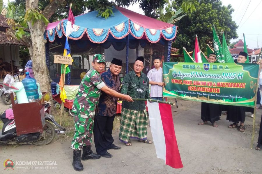 Babinsa Adiwerna Monitoring Dan Pengamanan Karnaval Gebyar Muharrom 1445 H
