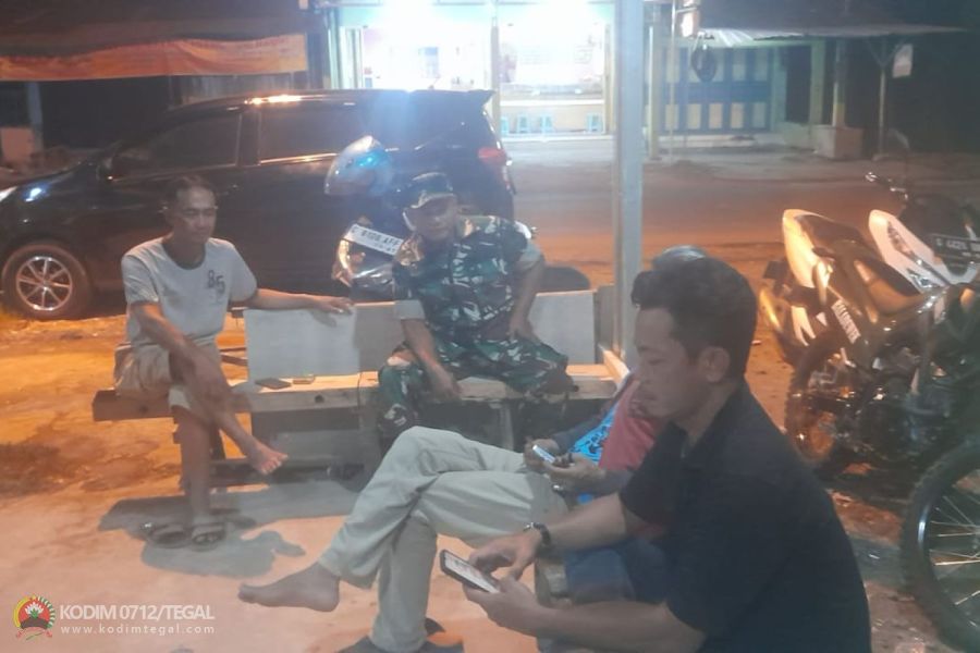 Babinsa Koramil Pangkah Laksanakan Patroli Malam Dan Komsos
