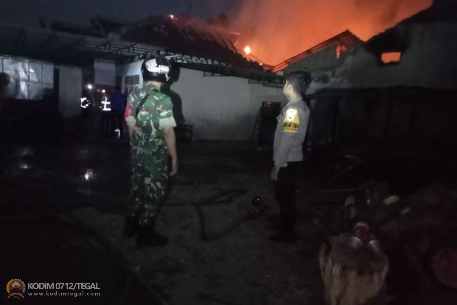 Babinsa Dukuhturi Bantu Warga Tertimpa Musibah Kebakaran