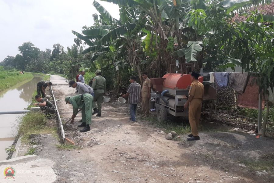 Permudah Akses Jalan, Babinsa Talang Bersama Masyarakat Bangun Jalan Rabat Beton