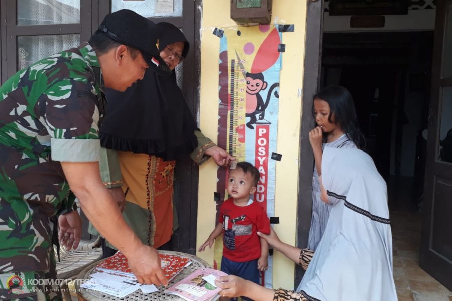 Imunisasi Lengkap Penting Untuk Cegah Stunting, Babinsa Kodim 0712 Tegal Dampingi Posyandu
