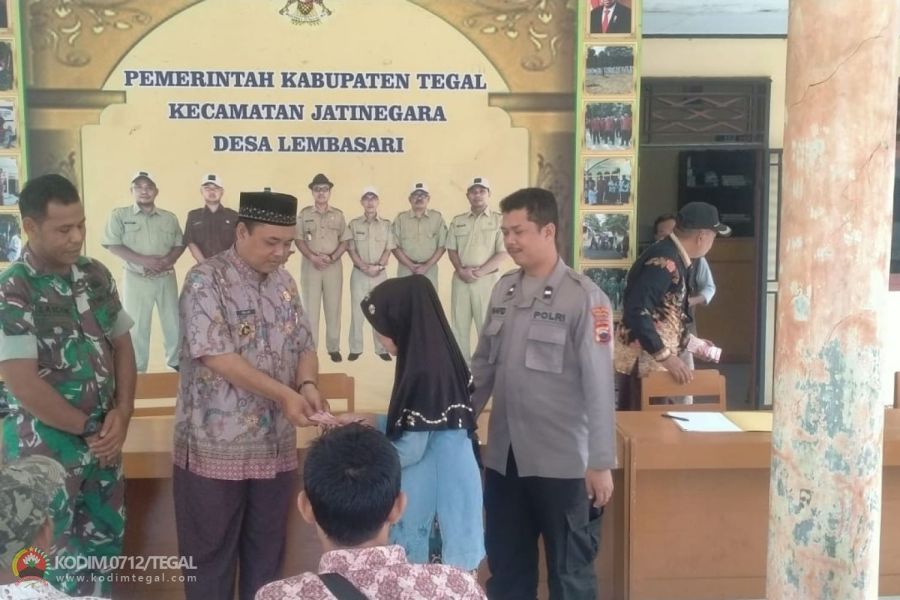 Pastikan Berjalan Lancar, Babinsa Kodim 0712 Tegal Dampingi Penyaluran BLT Dana Desa