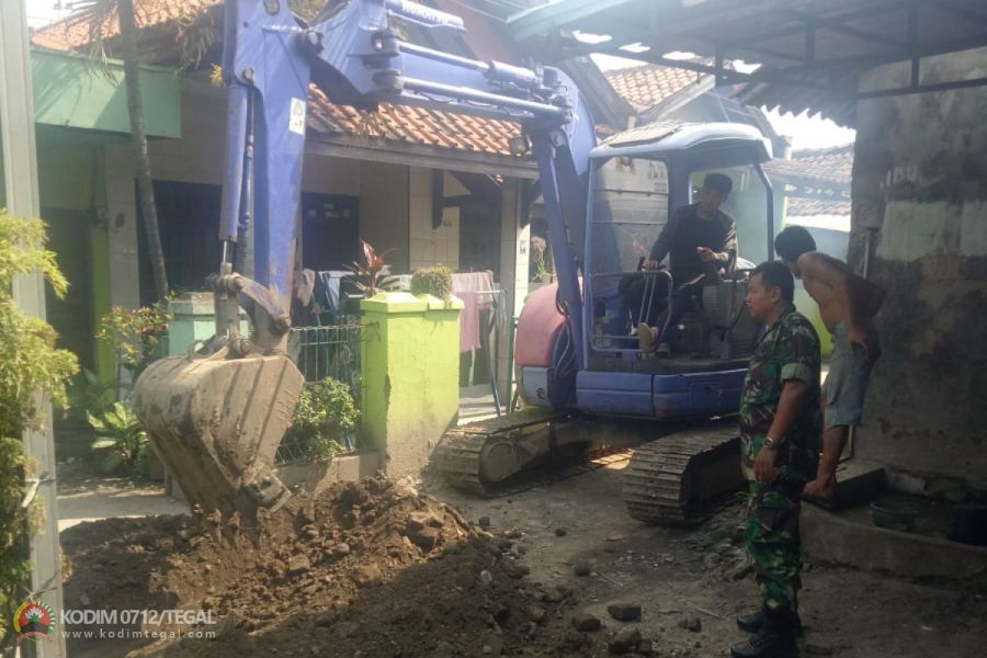 Babinsa Adiwerna Dampingi Perbaikan Saluran Air
