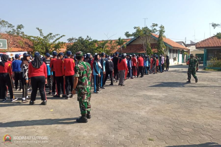 Danramil Tegal Barat Berikan Pembekalan Wasbang Dan PBB Kepada Siswa MPLS SMA N 2 Kota Tegal